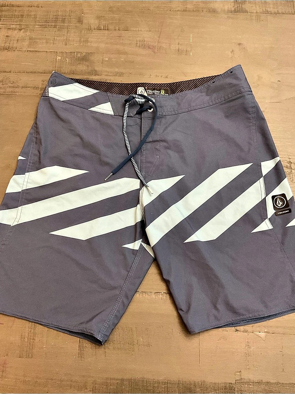 Volcom Mod-Tech Geometric Board Shorts in Gray & White Waist 34